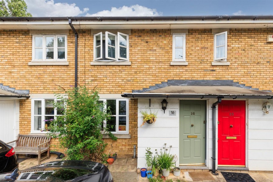 London, N16 5SE