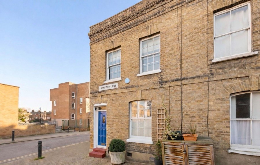 London, N16 7JS